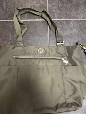 Baggallini olive green Austin Tote Bag- like new condition